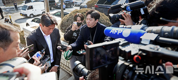 [서울=뉴시스] 김금보 기자 = 축구선수 황의조가 14일 오후 서울 서초구 서울중앙지방법원에서 열린 불법촬영 등 혐의 1심 선고 공판을 마치고 나오며 고개 숙여 사과하고 있다. 황의조는 이날 징역 1년에 집행유예 2년을 선고 받았다. 2025.02.14. kgb@newsis.com