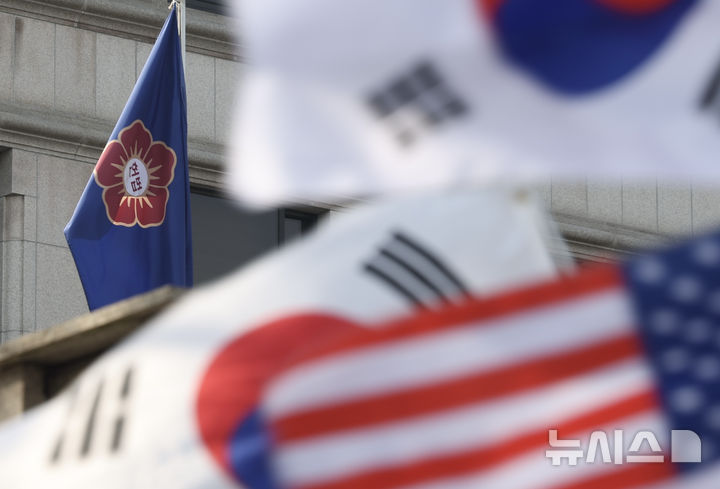 [서울=뉴시스] 지난해 2월 윤석열 당시 대통령 탄핵 심판이 진행 중인 서울 종로구 헌법재판소 앞에 태극기와 성조기, 헌재 깃발이 보이고 있다. 미 국무부는 20일(현지 시간) 윤 전 대통령에 대한 내란 우두머리 혐의 1심 무기징역 선고에 대해 한국 사법부의 독립성을 존중한다고 논평했다. 2026.02.20.