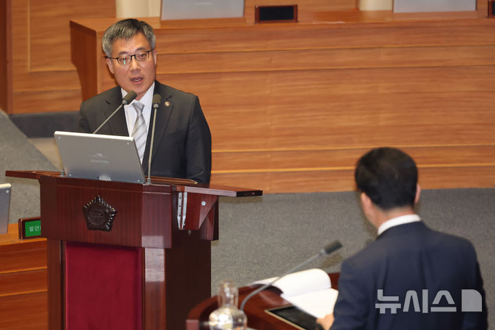 [서울=뉴시스] 권창회 기자 = 김석우 법무부장관 직무대행이 14일 오후 서울 여의도 국회에서 열린 제422회 국회(임시회) 제6차 본회의 교육-사회-문화 분야 대정부 질문에서 신정훈 더불어민주당 의원 질의에 답하고 있다. 2025.02.14. kch0523@newsis.com