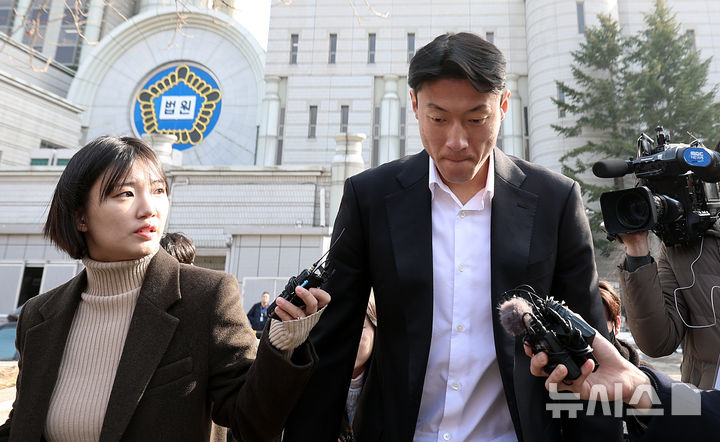 [서울=뉴시스] 김금보 기자 = 축구선수 황의조가 14일 오후 서울 서초구 서울중앙지방법원에서 열린 불법촬영 등 혐의 1심 선고 공판을 마치고 이동하고 있다. 황의조는 이날 징역 1년에 집행유예 2년을 선고 받았다. 2025.02.14. kgb@newsis.com