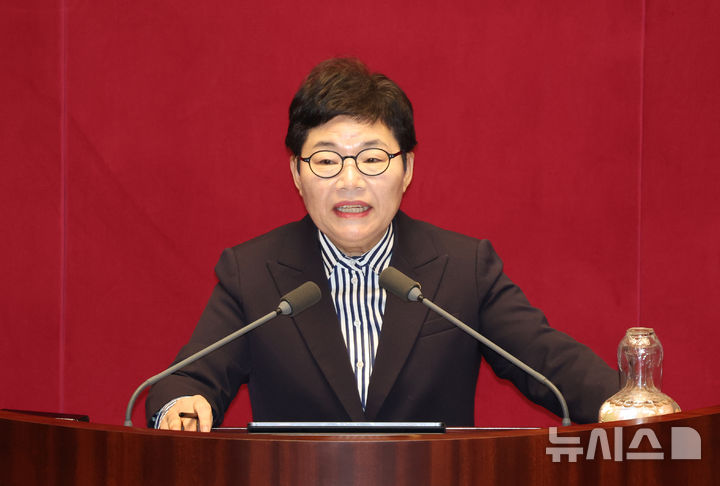 [서울=뉴시스] 고승민 기자 = 임이자 국민의힘 의원이 14일 서울 여의도 국회에서 열린 제422회 국회(임시회) 제6차 본회의, 교육·사회·문화에 관한 질문에서 질의 전 발언을 하고 있다. 2025.02.14. kkssmm99@newsis.com