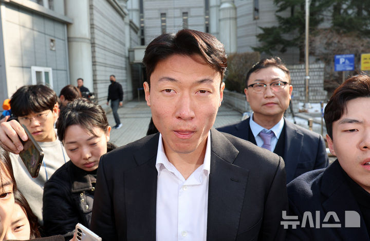 [서울=뉴시스] 김금보 기자 = 축구선수 황의조가 14일 오후 서울 서초구 서울중앙지방법원에서 열린 불법촬영 등 혐의 1심 선고 공판을 마치고 이동하고 있다. 황의조는 이날 징역 1년에 집행유예 2년을 선고 받았다. 2025.02.14. kgb@newsis.com