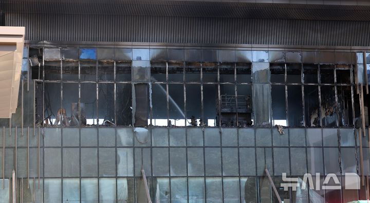 [부산=뉴시스] 하경민 기자 = 14일 오후 부산 기장군 반얀트리 복합리조트 신축공사장 화재 현장에서 소방대원들이 잔불 진화를 하고 있다.&nbsp;&nbsp; 이 화재로 인한 6명이 숨지고 25명 경상을 입었다. 또 100여 명이 긴급 대피했다. 2025.02.14. yulnetphoto@newsis.com