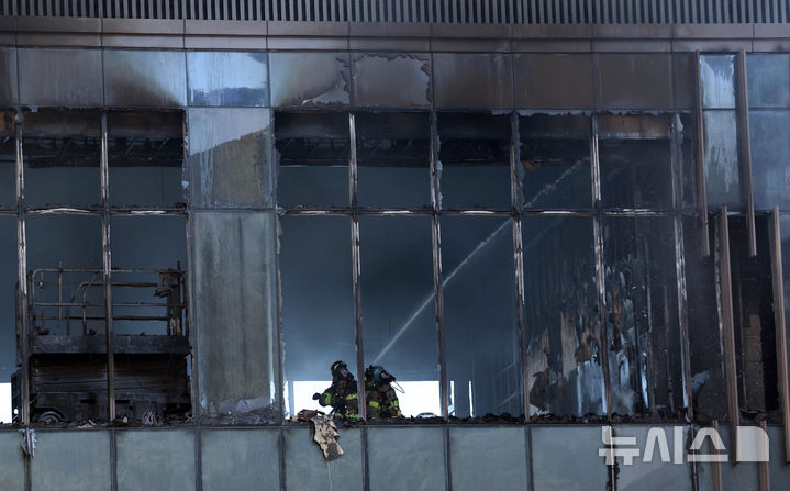 [부산=뉴시스] 하경민 기자 = 14일 오후 부산 기장군 반얀트리 복합리조트 신축공사장 화재 현장에서 소방대원들이 수색작업을 하고 있다.&nbsp;&nbsp; 이 화재로 인한 6명이 숨지고 25명 경상을 입었다. 또 100여 명이 긴급 대피했다. 2025.02.14. yulnetphoto@newsis.com