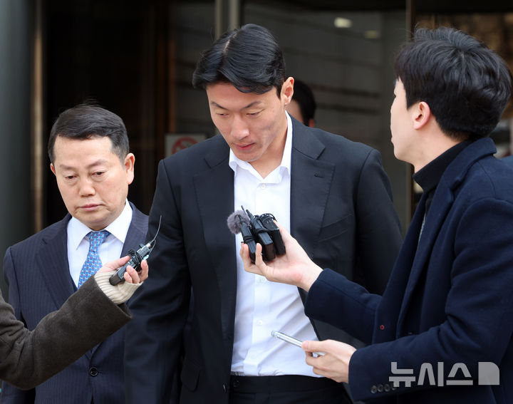 [서울=뉴시스] 김금보 기자 = 축구선수 황의조가 14일 오후 서울 서초구 서울중앙지방법원에서 열린 불법촬영 등 혐의 1심 선고 공판을 마치고 이동하고 있다. 황의조는 이날 징역 1년에 집행유예 2년을 선고 받았다. 2025.02.14. kgb@newsis.com