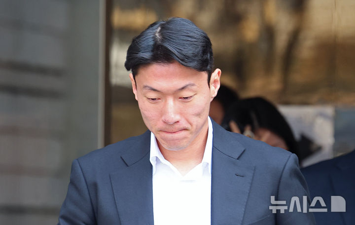 [서울=뉴시스] 김금보 기자 = 축구선수 황의조가 14일 오후 서울 서초구 서울중앙지방법원에서 열린 불법촬영 등 혐의 1심 선고 공판을 마치고 이동하고 있다. 황의조는 이날 징역 1년에 집행유예 2년을 선고 받았다. 2025.02.14. kgb@newsis.com