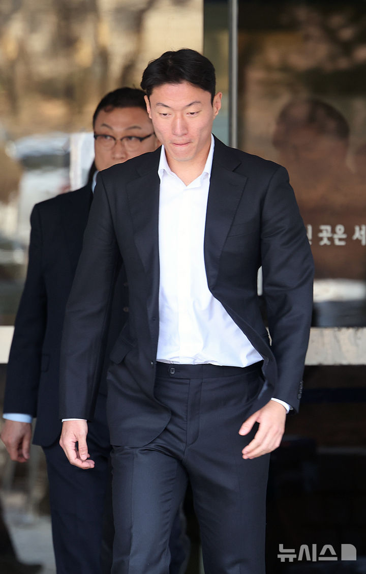 [서울=뉴시스] 김금보 기자 = 축구선수 황의조가 14일 오후 서울 서초구 서울중앙지방법원에서 열린 불법촬영 등 혐의 1심 선고 공판을 마치고 이동하고 있다. 황의조는 이날 징역 1년에 집행유예 2년을 선고 받았다. 2025.02.14. kgb@newsis.com