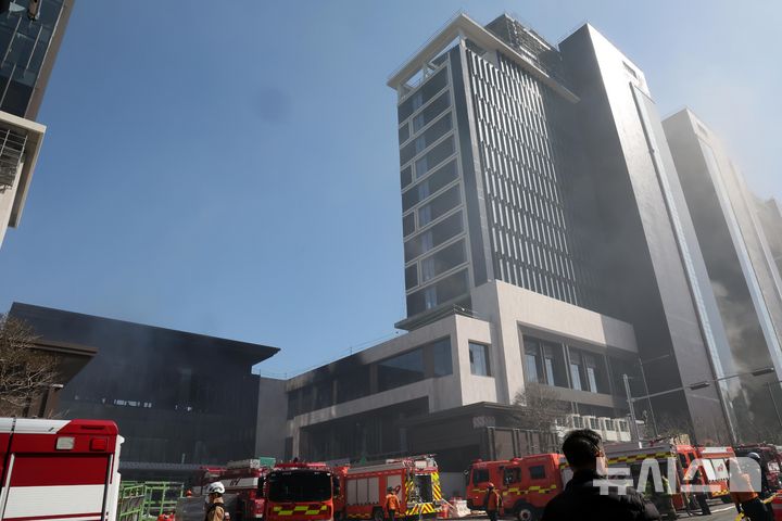 [부산=뉴시스] 하경민 기자 = 14일 오후 부산 기장군 반얀트리 복합리조트 신축공사장 화재 현장에서 건물 내부로 퍼진 연기가 새어나오고 있다. 이 화재로 인한 6명이 숨지고 25명 경상을 입었다. 또 100여 명이 긴급 대피했다. 2025.02.14. yulnetphoto@newsis.com