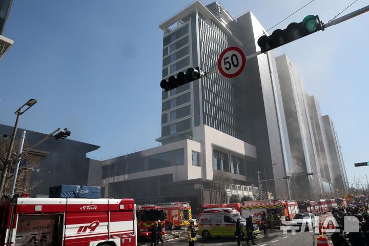 [부산=뉴시스] 하경민 기자 = 14일 오후 부산 기장군 반얀트리 복합리조트 신축공사장 화재 현장에서 연기가 계속 새어나오고 있다. 이 화재로 인한 6명이 숨지고 25명 경상을 입었다. 또 100여 명이 긴급 대피했다. 2025.02.14. yulnetphoto@newsis.com