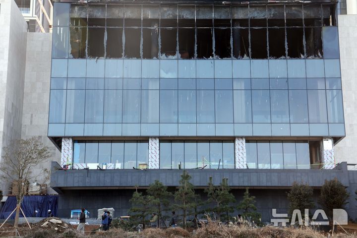 [부산=뉴시스] 하경민 기자 = 14일 오후 부산 기장군 반얀트리 복합리조트 신축공사장 화재 현장에서 작업자들이 이동하고 있다. 이 화재로 인한 6명이 숨지고 25명 경상을 입었다. 또 100여 명이 긴급 대피했다. 2025.02.14. yulnetphoto@newsis.com