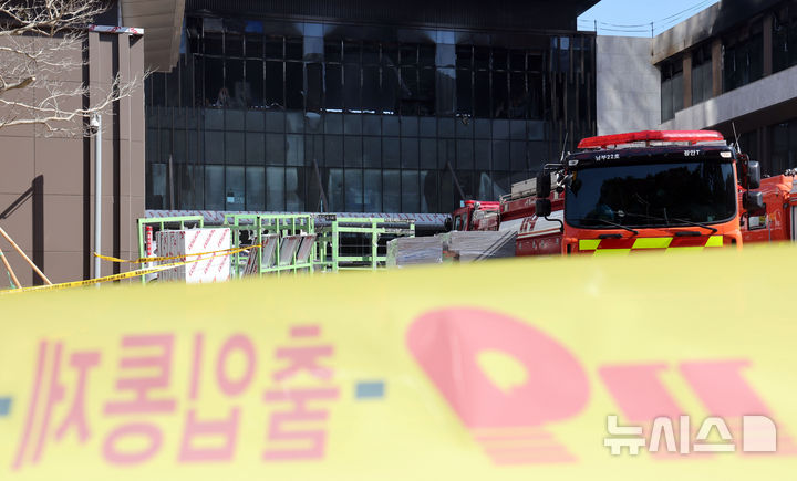[부산=뉴시스] 하경민 기자 = 14일 오후 부산 기장군 반얀트리 복합리조트 신축공사장 화재 현장에서 소방대원들이 잔불 진화를 하고 있다. 이 화재로 인한 6명이 숨지고 25명 경상을 입었다. 또 100여 명이 긴급 대피했다. 2025.02.14. yulnetphoto@newsis.com