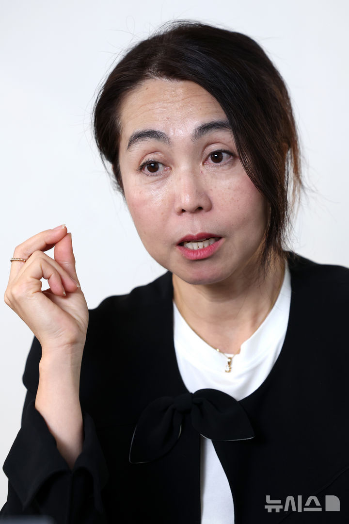 [서울=뉴시스] 박진희 기자 = 논픽션 '인간 차별'의 작가 재미 저널리스트 안희경이 지난 14일 서울 종로구 한 카페에서 인터뷰 하고 있다. 2025.02.15. pak7130@newsis.com