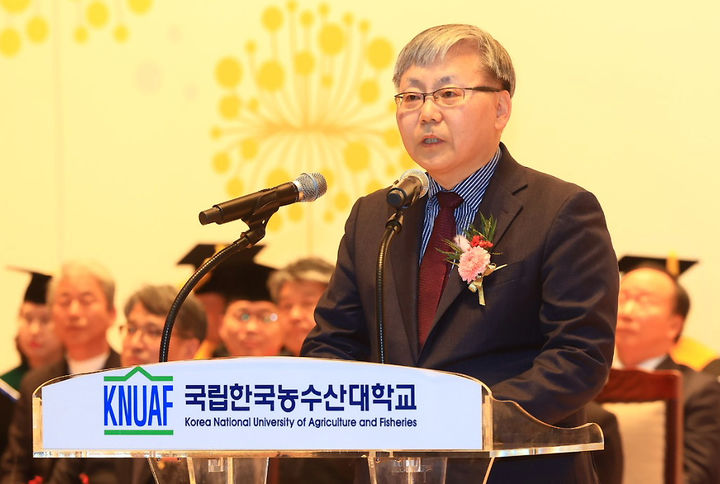 [전주=뉴시스] 강종민 기자 = 14일 전북 전주시 덕진구 국립한국농수산대학교에서 열린 제26회 학위수여식에서 이주명 총장이 식사를 하고 있다. (사진=한농대 제공) 2025.02.14. photo@newsis.com *재판매 및 DB 금지