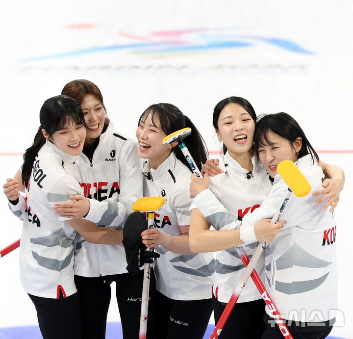 [하얼빈(중국)=뉴시스] 김선웅 기자 = 14일(현지 시간) 중국 하얼빈 핑팡 컬링 아레나에서 열린 2025 하얼빈 동계 아시안게임 여자 컬링 결승전 경기에서 중국을 7-2로 꺾고 금메달을 획득한 대표팀 선수들이 기뻐하고 있다. 왼쪽부터 설예은, 설예지, 김수지, 김민지, 김은지. 2025.02.14. mangusta@newsis.com