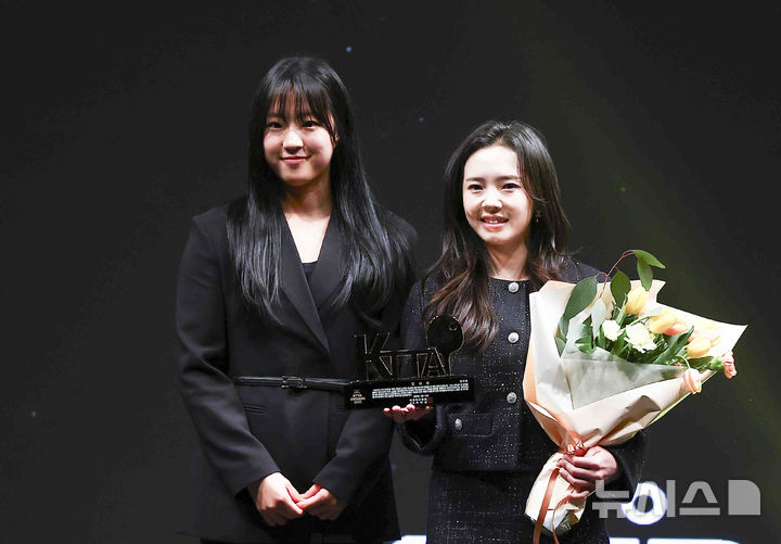 [서울=뉴시스] 김근수 기자 = 탁구선수 신유빈과 전지희가 14일 오후 서울 종로구 JW메리어트 동대문 스퀘어에서 열린 대한탁구협회(KTTA) 어워즈 2025에서 기념촬영을 하고 있다. 2025.02.14. ks@newsis.com
