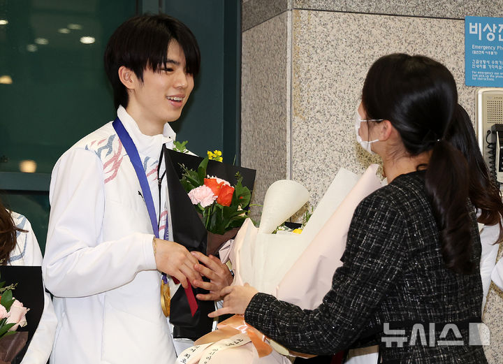 [인천공항=뉴시스] 이영환 기자 = 2025 하얼빈 동계아시안게임 피겨스케이팅 남자 싱글에서 금메달을 획득한 차준환이 지난 14일 오후 인천국제공항 제1여객터미널을 통해 귀국해 꽃다발을 받고 있다. 2025.02.14. 20hwan@newsis.com