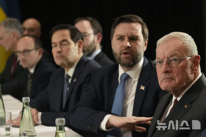 [뮌헨=AP/뉴시스] 볼로디미르 젤렌스키 우크라이나 대통령이 지난 14일(현지 시간) 독일 뮌헨안보회의를 계기로 미국 측 고위 당국자들과 회담하고 있다. 미국 측에선 오른쪽부터 키스 켈로그 러시아-우크라이나 특사, JD 밴스 부통령, 마코 루비오 국무장관이 참석했다. 2025.02.18.