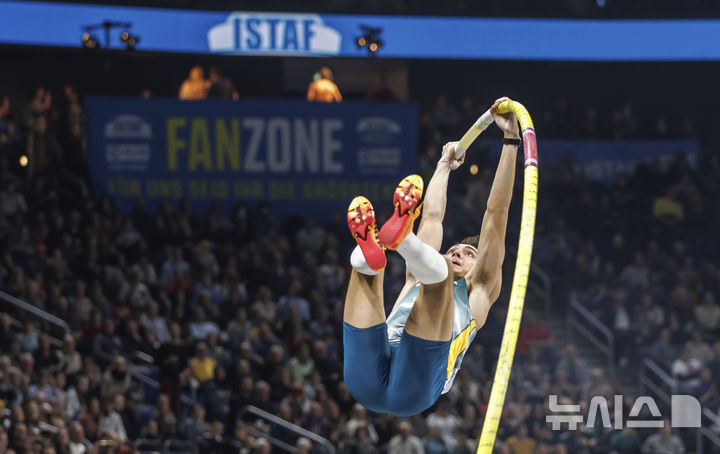 [베를린=AP/뉴시스]남자 장대높이뛰기 아먼드 듀플랜티스. 2025.02.14.