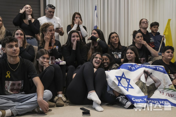 [기봇바=AP/뉴시스] 휴전 합의의 일환으로 15일(현지 시간) 팔레스타인 하마스 6차 인질 석방에서 풀려난 사기 데켈첸의 지인들이 이스라엘 남부 마을에서 TV로 생중계된 석방 장면을 보며 환호하고 있다. 2025.02.15.