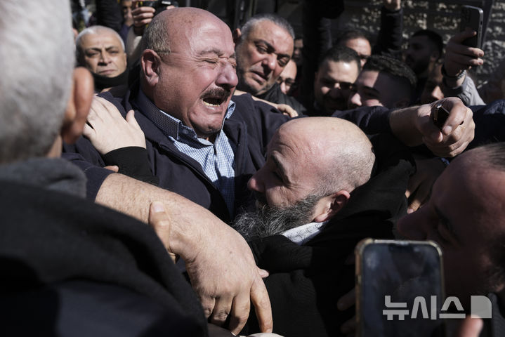 [라말라=AP/뉴시스] 15일(현지 시간) 서안지구 라말라로 석방된 팔레스타인 수감자들이 친지와 포옹하고 있다. 2025.02.15.