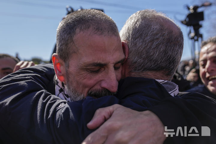 [라말라=AP/뉴시스] 15일(현지 시간) 이스라엘 교도소에서 석방된 팔레스타인 수감자가 서안지구 라말라에서 친지와 포옹하고 있다. 2025.02.15.