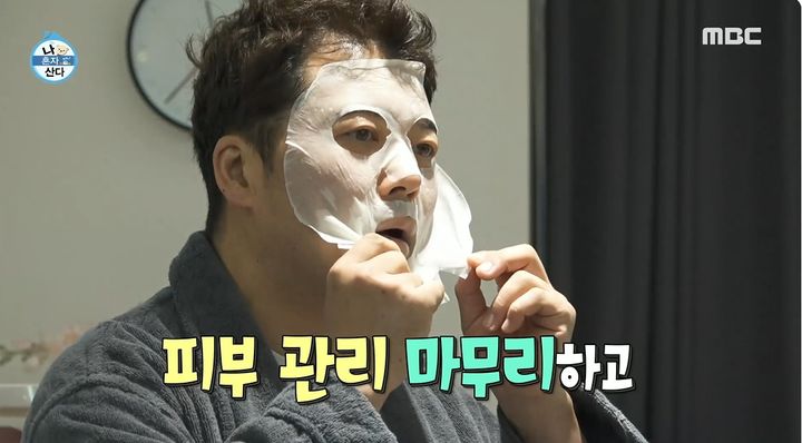 [서울=뉴시스] 14일 오후 방송된 MBC 예능 프로그램 '나혼자 산다'에는 피부 관리에 열중하는 전현무의 모습이 전파를 탔다. (사진=MBC 제공) 2025.02.15 photo@newsis.com *재판매 및 DB 금지