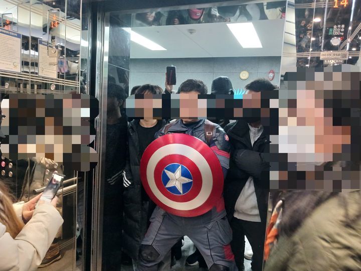 지난 10일 서울 중구 국가인권위원회 건물에서 윤석열 대통령 지지자가 14층 엘리베이터 앞을 막고 서 있다. 2025.02.10.&nbsp; *재판매 및 DB 금지