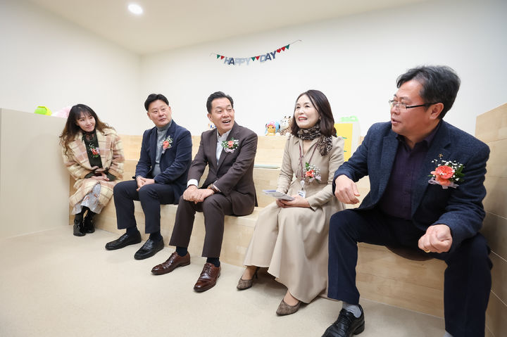 [수원=뉴시스] 효원초등학교 청개구리 연못 개관식. (사진=수원시 제공) 2025.02.15. photo@newsis.com *재판매 및 DB 금지