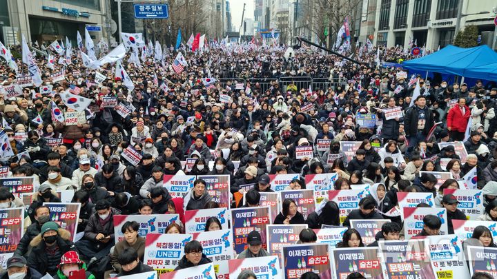 [광주=뉴시스] 박기웅 기자 = 15일 오후 광주 동구 금남로에서 보수성향 기독교 단체 '세이브코리아'가 윤석열 대통령 탄핵 반대를 촉구하는 기도회를 열고 있다. 2025.02.25. pboxer@newsis.com