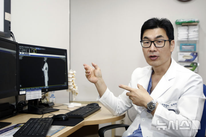 [서울=뉴시스]조대진 강동경희대병원 신경외과 교수가 환자에게 척추질환에 대해 설명하고 있다. (사진= 강동경희대병원 제공) 2025.02.16. photo@newsis.com. 