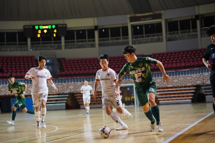 [전주=뉴시스] 최정규 기자= FLEX 2024-25 FK LEAGUE1 11라운드 전주매그풋살클럽과 강원FS와의 경기가 전주실내체육관에서 열렸다. 2025.02.15. cjk9714@newsis.com *재판매 및 DB 금지