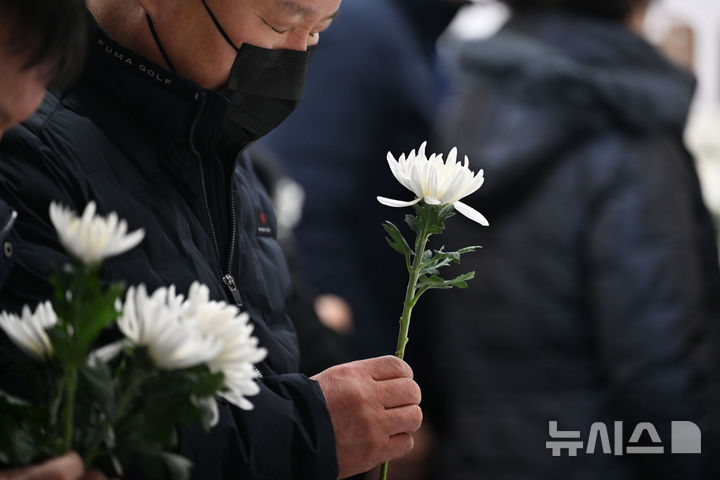 [무안=뉴시스] 이영주 기자 = 12·29 제주항공 여객기 참사 49일째를 맞는 15일 전남 무안군 무안국제공항에서 열리는 참사 49재 봉행에 참석하러온 유족들이 합동분향소를 찾아 추모하고 있다. 2025.02.15. leeyj2578@newsis.com