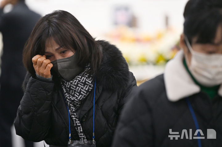 [무안=뉴시스] 이영주 기자 = 12·29 제주항공 여객기 참사 49일째를 맞는 15일 전남 무안군 무안국제공항에서 열리는 참사 49재 봉행에 참석하러온 유족들이 합동분향소를 찾아 추모하고 있다. 2025.02.15. leeyj2578@newsis.com