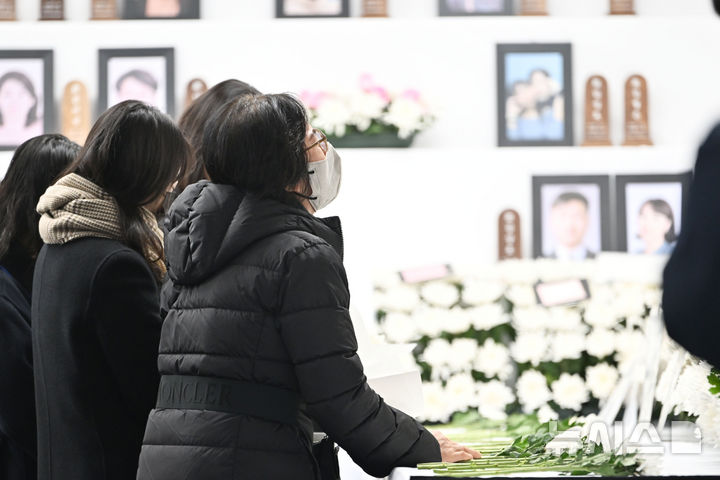 [무안=뉴시스] 이영주 기자 = 12·29 제주항공 여객기 참사 49일째를 맞는 15일 전남 무안군 무안국제공항에서 참사 49재 봉행에 참석하러온 한 유족이 합동분향소에서 오열하고 있다. 2025.02.15. leeyj2578@newsis.com