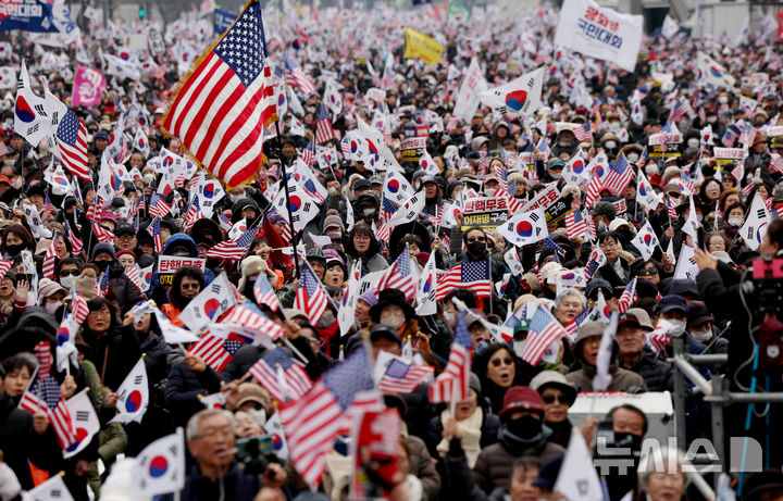 [서울=뉴시스] 김진아 기자 = 대한민국바로세우기국민운동본부(대국본)가 15일 서울 종로구 동화면세점 인근에서 윤석열 대통령 탄핵 반대 집회 하고 있다. 2025.02.15. bluesoda@newsis.com