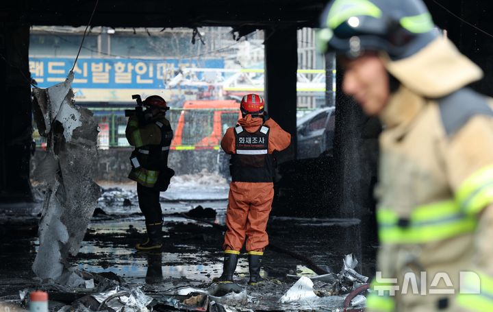 [서울=뉴시스] 고범준 기자 = 15일 서울 성동구 무학여자고등학교 학생식당동에서 화재가 발생해 화재조사원들이 현장을 살펴보고 있다. 2025.02.15. bjko@newsis.com