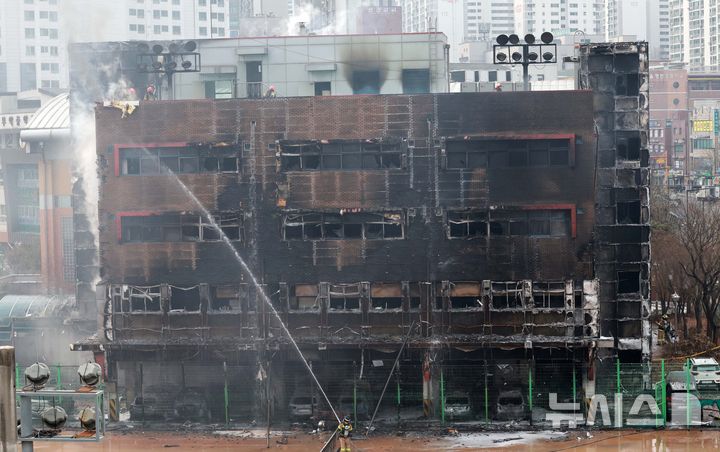 [서울=뉴시스] 고범준 기자 = 15일 서울 성동구 무학여자고등학교 학생식당동에서 화재가 발생해 소방대원들 화재 진압을 하고 있다. 2025.02.15. bjko@newsis.com
