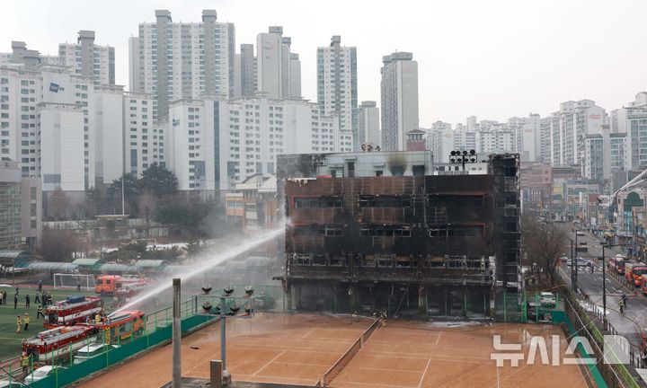 [서울=뉴시스] 고범준 기자 = 15일 서울 성동구 무학여자고등학교 학생식당동에서 화재가 발생해 소방대원들 화재 진압을 하고 있다. 2025.02.15. bjko@newsis.com
