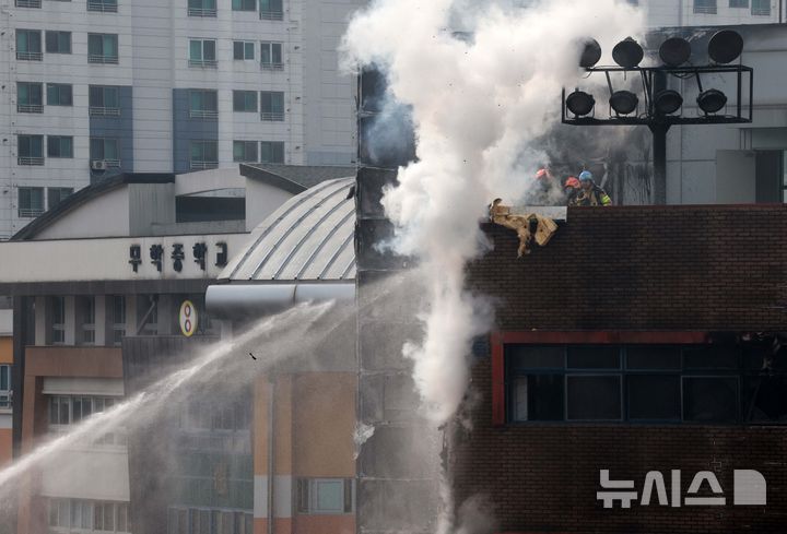 [서울=뉴시스] 고범준 기자 = 15일 서울 성동구 무학여자고등학교 학생식당동에서 화재가 발생해 소방대원들 화재 진압을 하고 있다. 2025.02.15. bjko@newsis.com