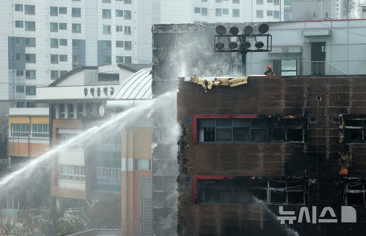 [서울=뉴시스] 고범준 기자 = 15일 서울 성동구 무학여자고등학교 학생식당동에서 화재가 발생해 소방대원들 화재 진압을 하고 있다. 2025.02.15. bjko@newsis.com