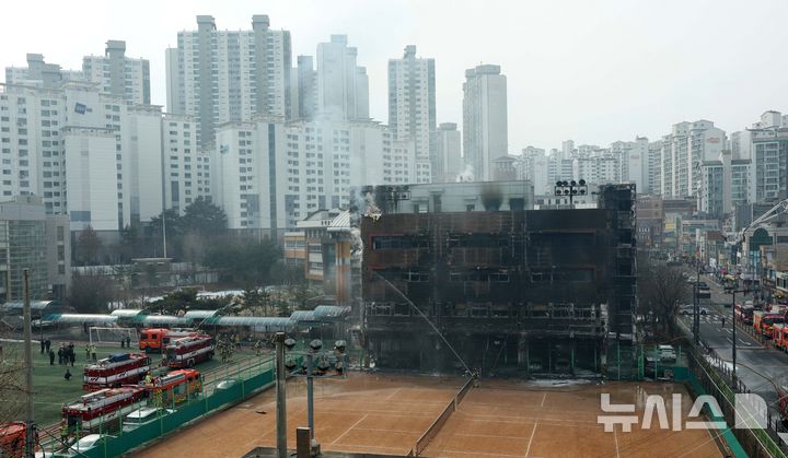 [서울=뉴시스] 고범준 기자 = 15일 서울 성동구 무학여자고등학교 학생식당동에서 화재가 발생해 소방대원들 화재 진압을 하고 있다. 2025.02.15. bjko@newsis.com