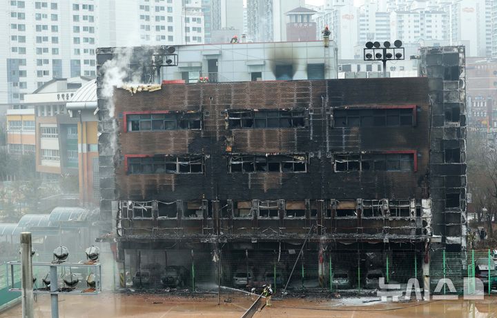 [서울=뉴시스] 고범준 기자 = 15일 서울 성동구 무학여자고등학교 학생식당동에서 화재가 발생해 소방대원들 화재 진압을 하고 있다. 2025.02.15. bjko@newsis.com