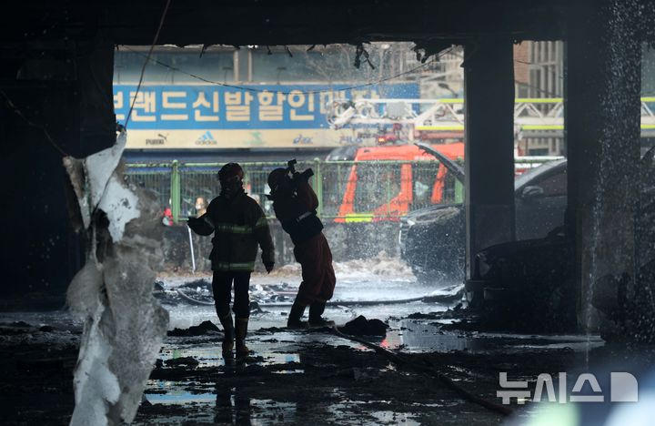 [서울=뉴시스] 고범준 기자 = 15일 서울 성동구 무학여자고등학교 학생식당동에서 화재가 발생해 화재조사원들이 현장을 살펴보고 있다. 2025.02.15. bjko@newsis.com