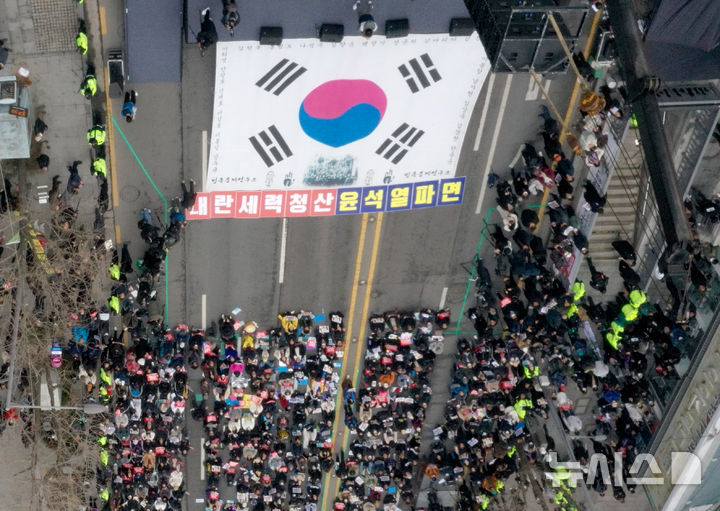 [광주=뉴시스] 김혜인 기자 = 15일 오후 광주 동구 금남로에서 윤석열 대통령 탄핵 촉구 집회가 열리고 있다. 2025.02.15. hyein0342@newsis.com