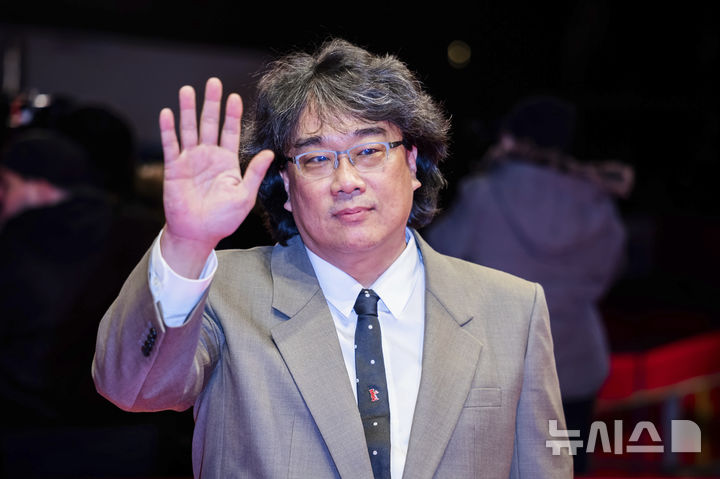 [베를린=AP/뉴시스] 봉준호 감독이 15일(현지 시간) 독일 베를린에서 열린 제75회 베를린 국제영화제 스페셜 갈라 부문에 초청된 영화 '미키 17' 시사회에 참석해 인사하고 있다. 2025.02.16.