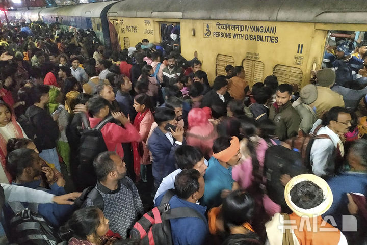 [뉴델리(인도)=AP/뉴시스]인도 수도 뉴델리역에서 15일 밤(현지시각) 북부 축제에 가기 위해 수천명이 열차에 타기위해 밀려들면서 압사 사고로 최소 18명이 숨지고 12명이 부상했다. 희생자 중 11명은 여성이고 5명은 어린이였다. 2025.02.16. 