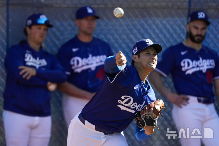 [피닉스=AP/뉴시스] 메이저리그 LA 다저스 스프링캠프에서 불펜 투구를 소화 중인 오타니 쇼헤이. 2025.02.16.