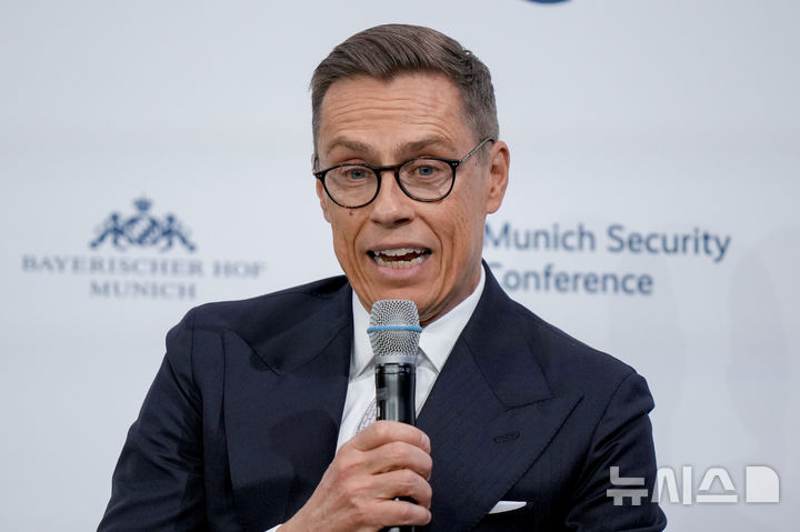 [뮌헨=AP/뉴시스]알렉산더르 스투브 핀란드 대통령은 21일(현지 시간) 내주 바티칸에서 러시아와 우크라이나의 실무급 회담이 열릴 가능성이 있다고 밝혔다.  사진은 스투브 대통령이 지난 2월 16일 독일 뮌헨의 바이어리셔호프 호텔에서 열린 뮌헨 안보 회의에서 발언하고 있는 모습. 2025.05.22.