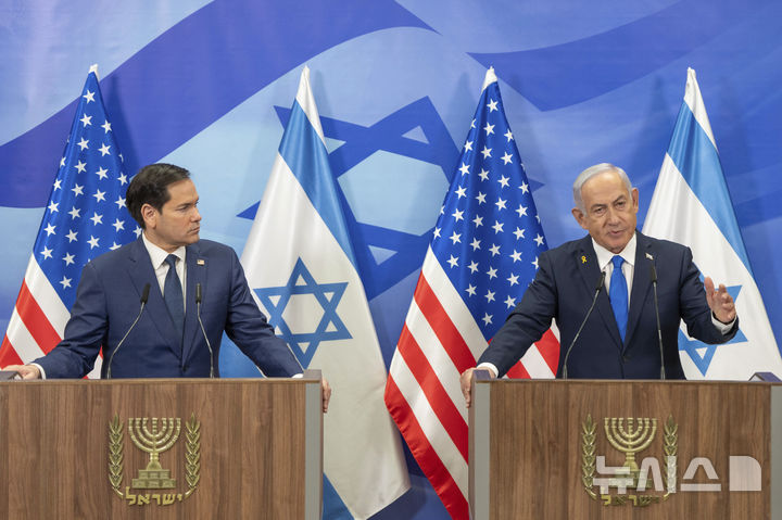 [예루살렘=AP/뉴시스]마코 루비오 미국 국무장관이 16일(현지 시간) 예루살렘에서 베냐민 네타냐후 이스라엘 총리와 기자회견하고 있다. 2025.02.17.