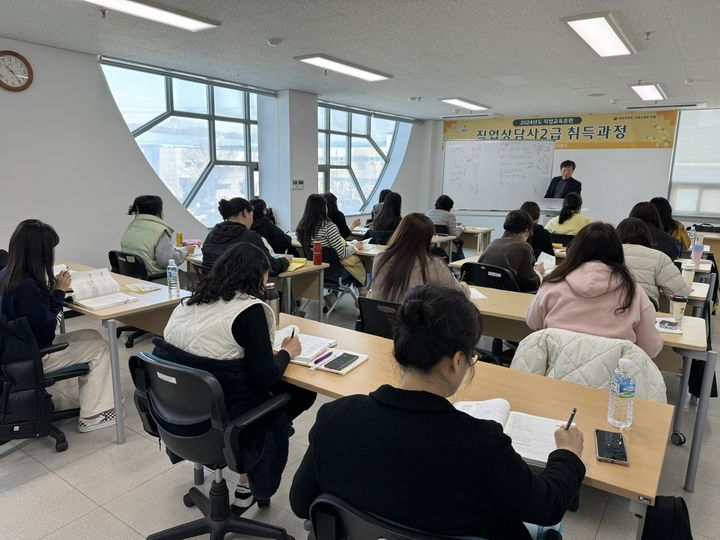 [김천=뉴시스] 평생교육원 자격증 취득반 (사진=김천시 제공) 2025.02.16 photo@newsis.com *재판매 및 DB 금지